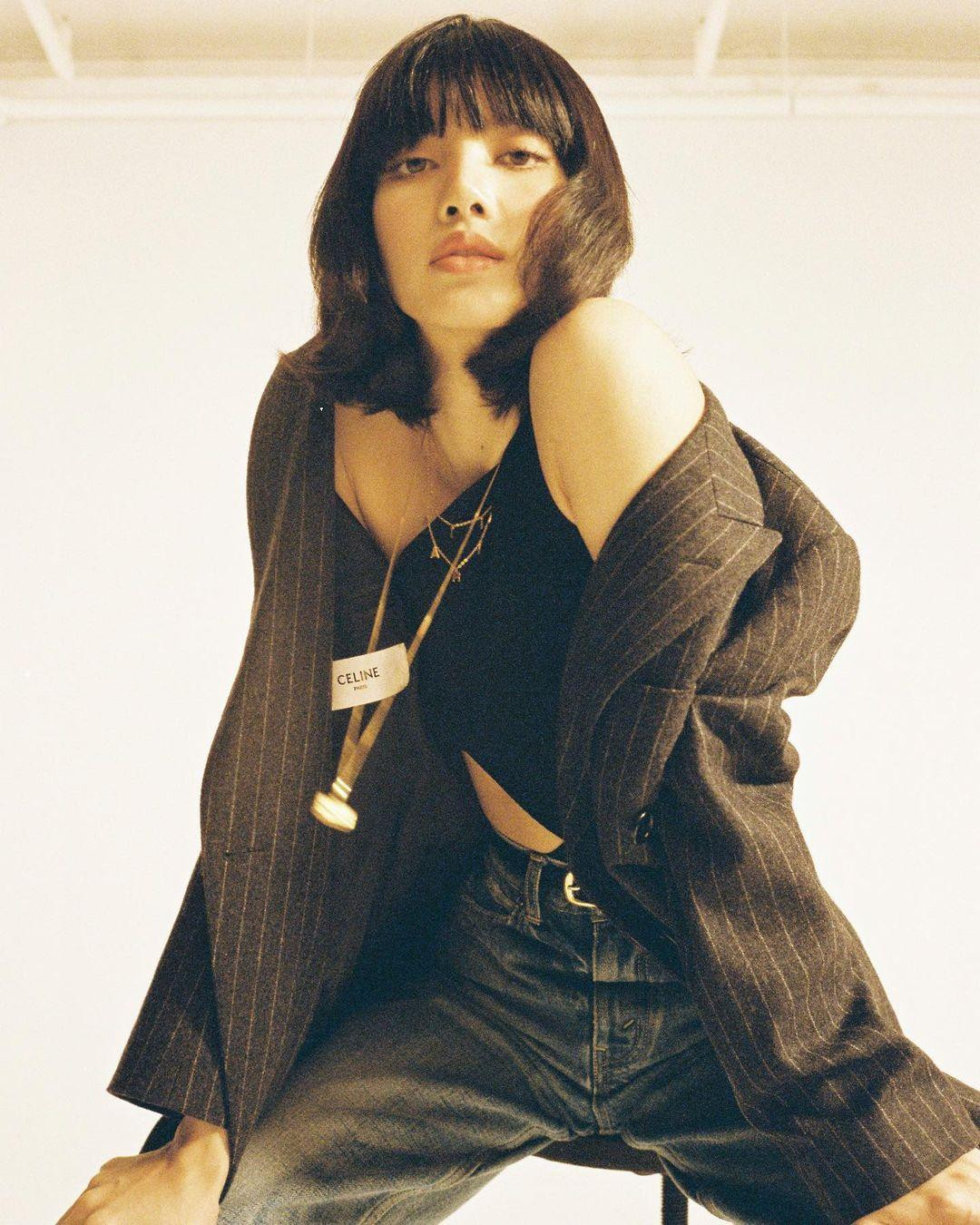 Là "cỗ máy nhảy" của BlackPink, Lisa ưu tiên những trang phục thuận tiện cho việc thực hiện vũ đạo.