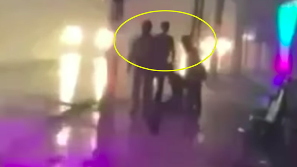 Những người hàng xóm can ngăn, khống chế người bố. Ảnh cắt từ clip