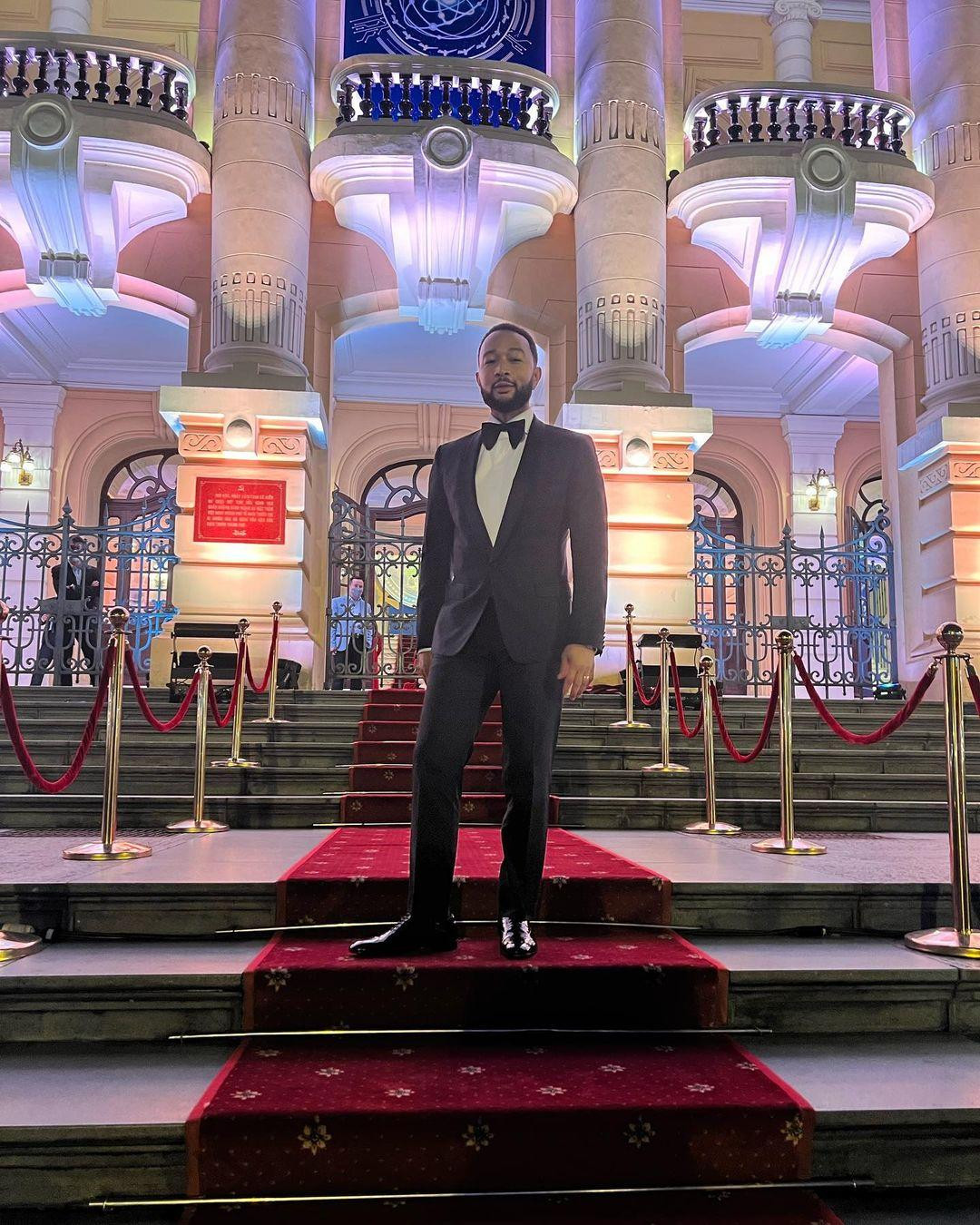 John Legend diện Âu phục bảnh bao chụp ảnh trước cửa Nhà hát Lớn Hà Nội.