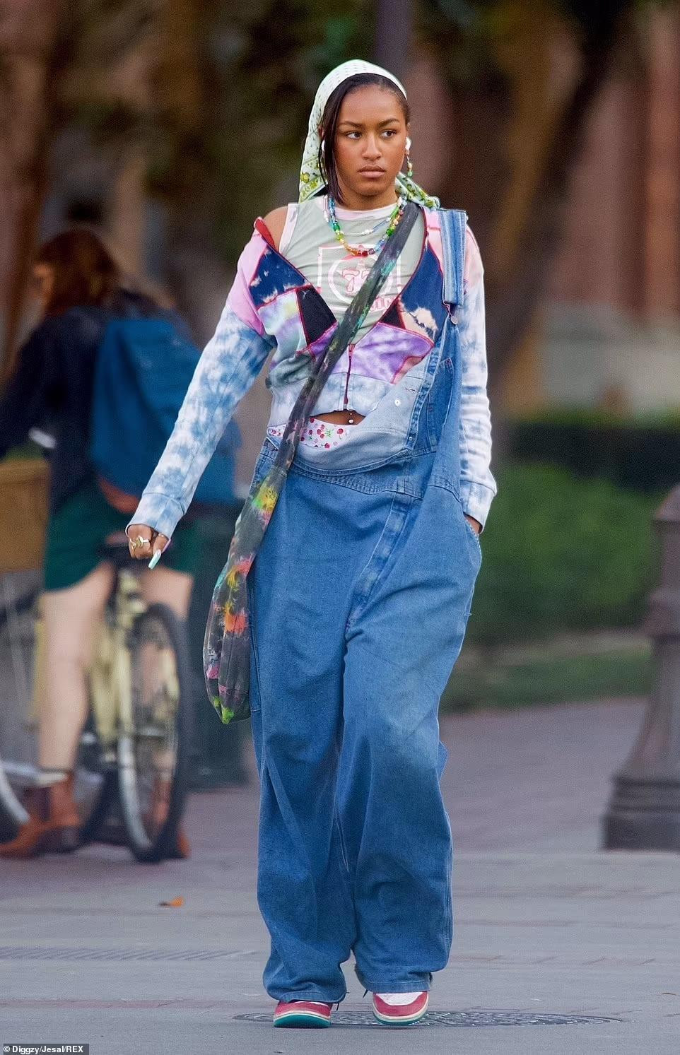 Trái ngược với chị gái giản dị, nữ sinh 20 tuổi xuất hiện trong phong cách đầy sắc màu đến mức rối mắt. Cô mặc quần yếm ngoại cỡ bên ngoài áo ba lỗ và chiếc áo len dài tay chắp vá có khóa. Đầu đội khăn, cổ có chuỗi hạt nhiều màu, làm móng tay dài và đeo nhiều nhẫn. Sasha còn đeo cả khuyên rốn.