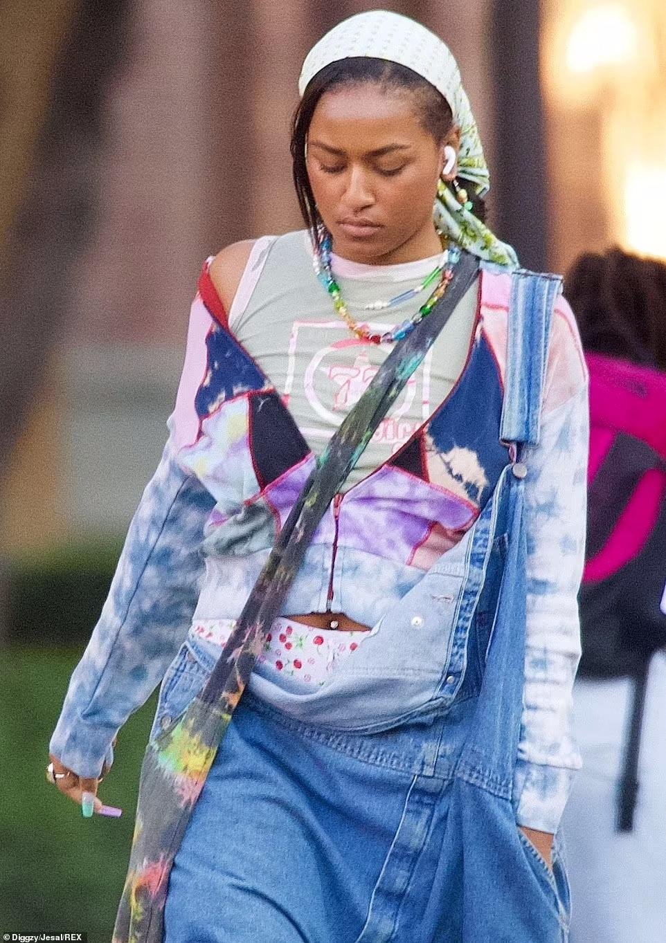 Không ít người khó hiểu với phong cách thời trang của con út nhà Obama. Số khác cho rằng, so với chị gái nhạt nhòa, Sasha nổi bật hơn hẳn.