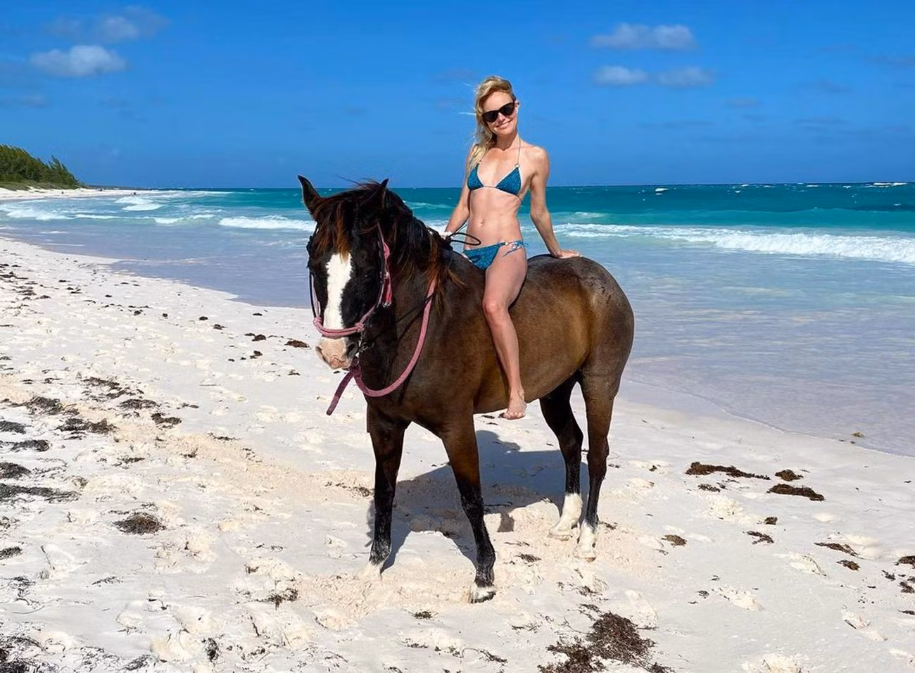 Nữ diễn viên/người mẫu Mỹ Kate Bosworth khoe cơ bụng săn chắc ở tuổi 39 trong bộ bikini bé xíu. Cô cũng tận hưởng chuyến dạo chơi dọc bãi biển trên lưng ngựa.