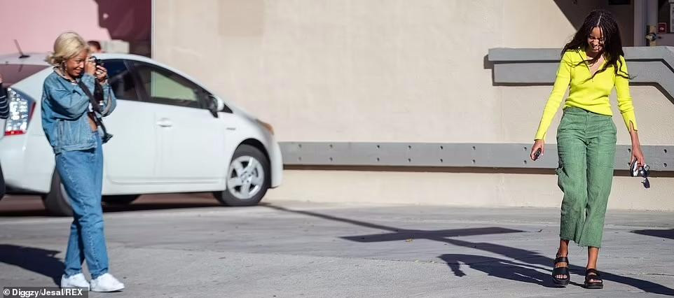 Người bạn gái chụp ảnh cho Malia. Chị cả nhà Obama rõ ràng rất hào hứng, cười tươi rói suốt quá trình làm mẫu.