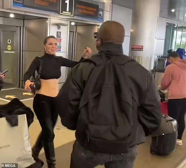 Rapper sinh năm 1977 có mặt từ sớm chờ người yêu trước sảnh đến. Julia vui mừng khi nhìn thấy bạn trai.