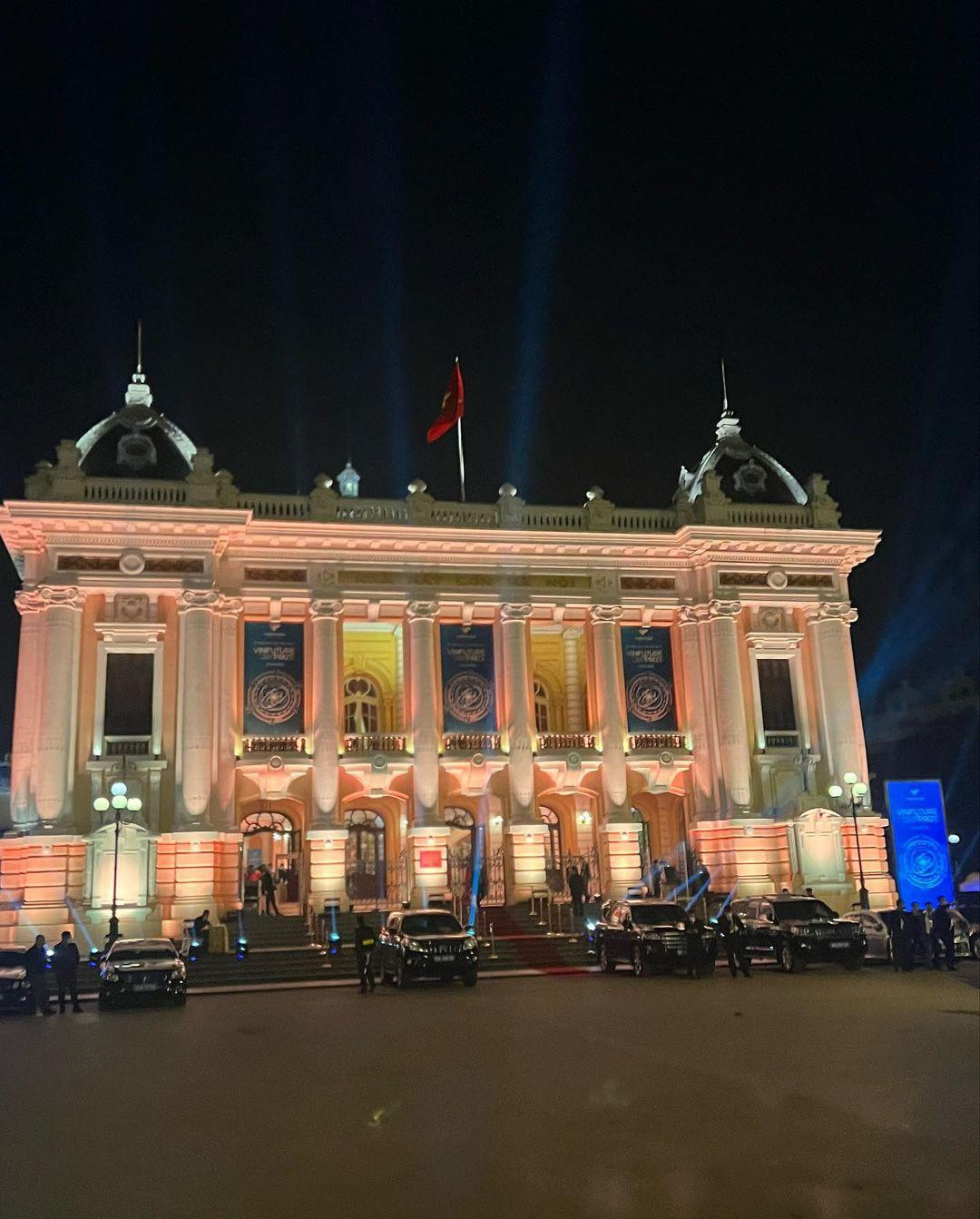 John Legend chụp toàn cảnh Nhà hát Lớn và khen công trình nổi tiếng Hà Nội "tuyệt đẹp".