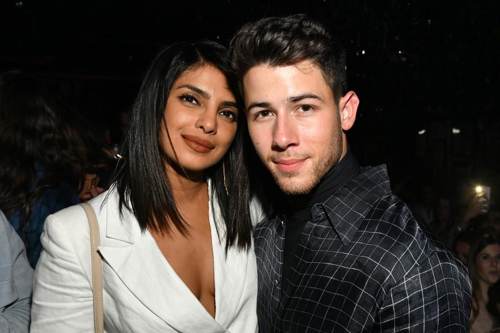 Priyanka Chopra và Nick Jonas có con đầu lòng nhờ mang thai hộ.