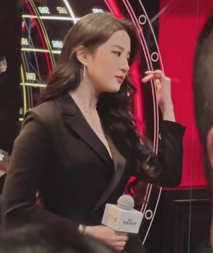 Mọi cử động đều toát lên vẻ thanh tao, nhã nhặn.