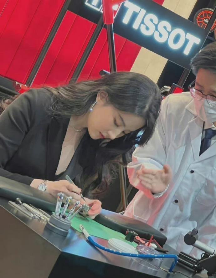 Ngay cả trong ảnh chất lượng kém, người đẹp "Thiên long bát bộ" khiến dân mạng phải trầm trồ vì các đường nét tinh xảo, xứng danh "thần tiên tỷ tỷ".