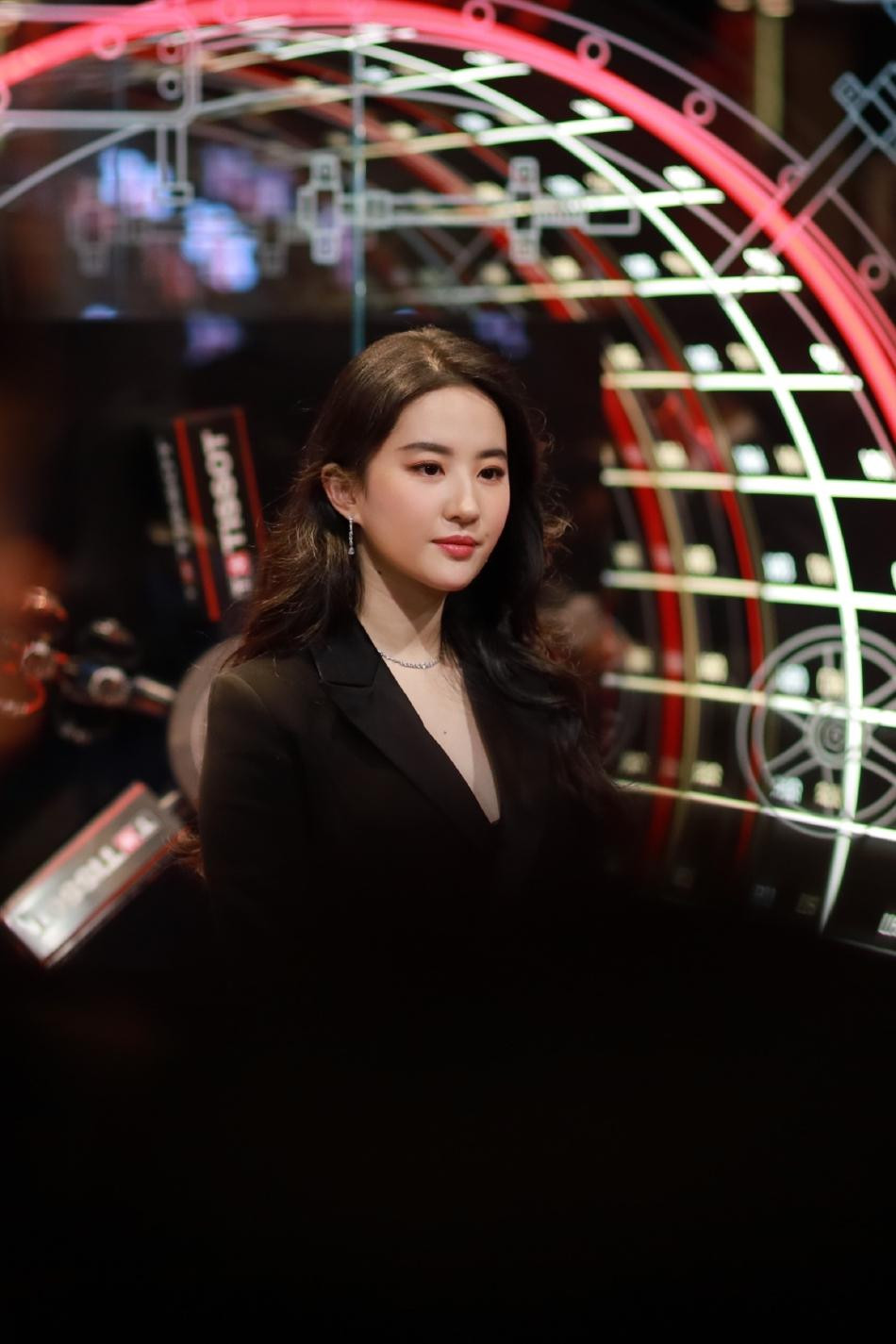 Ngày 20/1, Lưu Diệc Phi tham gia sự kiện nhãn hàng mà cô là đại diện phát ngôn toàn cầu. Được biết, đây là sự kiện công khai đầu tiên của nàng "Tiểu Long Nữ" trong năm mới.