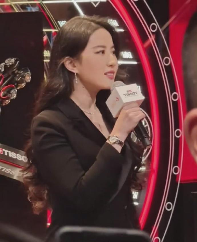 "Điểm trừ" duy nhất có lẽ là hàm răng. Tuy nhiên, điều đó không ảnh hưởng quá nhiều đến sắc vóc cực phẩm của nữ diễn viên 35 tuổi.