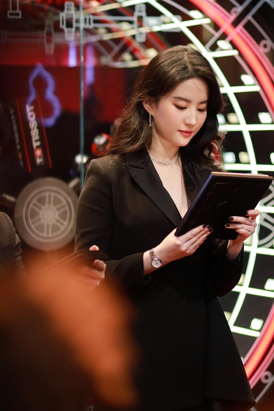 Vẻ ngoài không cầu kỳ, tôn được vẻ thanh lịch, điềm đạm và thành thục của phụ nữ trưởng thành, có chỗ đứng trong xã hội.