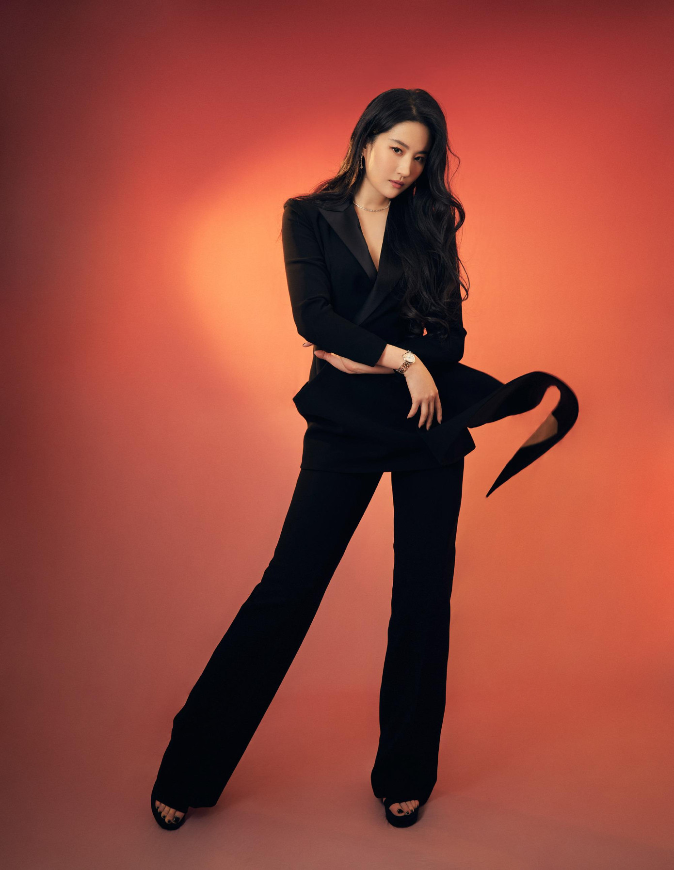 Hồi đầu năm 2021, Lưu Diệc Phi khiến người hâm mộ thất vọng vì tăng cân không kiểm soát, kéo theo đó là nhan sắc sụt giảm. Tuy nhiên, nhìn diện mạo ở thời điểm hiện tại có thể thấy cô đã rất nỗ lực giảm cân và đã lấy lại được phong độ.