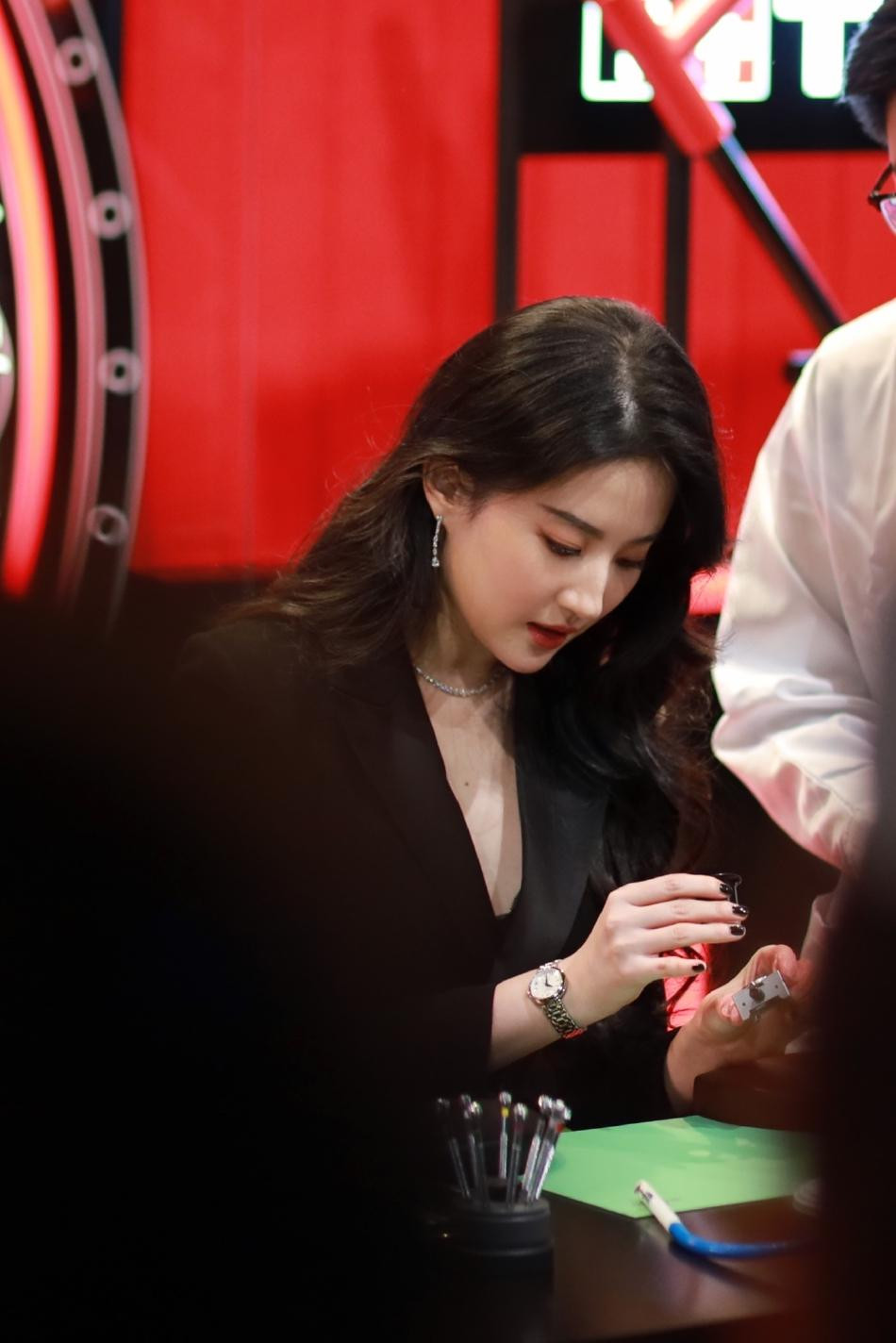 Cô sở hữu "góc nghiêng thần thánh" với sống mũi cao, thẳng và xương quai hàm tinh tế. Màu đen của trang phục tôn lên làn da trắng mịn màng không tì vết.