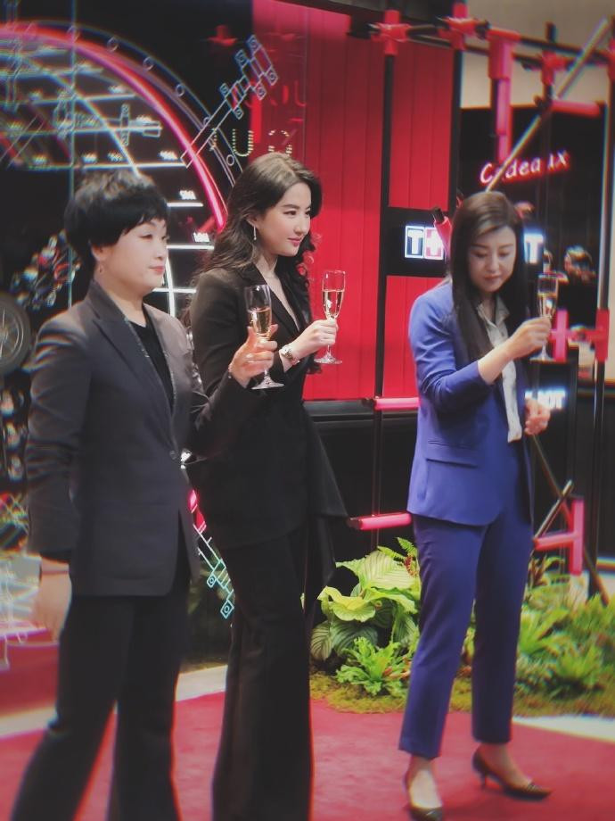 Là một trong những mỹ nhân hàng đầu của C-biz, Lưu Diệc Phi dễ dàng trở thành tâm điểm trên sân khấu sự kiện.