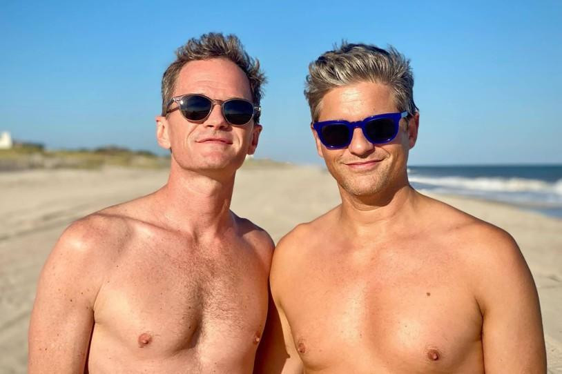 Neil Patrick Harris (trái) và người chồng nóng bỏng David Burtka tận hưởng kỳ nghỉ ở biển.