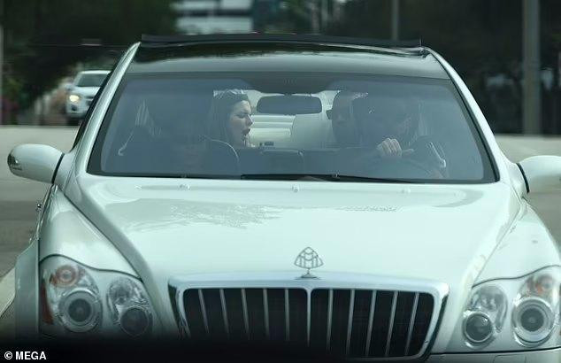 Sau khi rời sân bay, cặp đôi lên một chiếc Maybach màu trắng chờ sẵn.