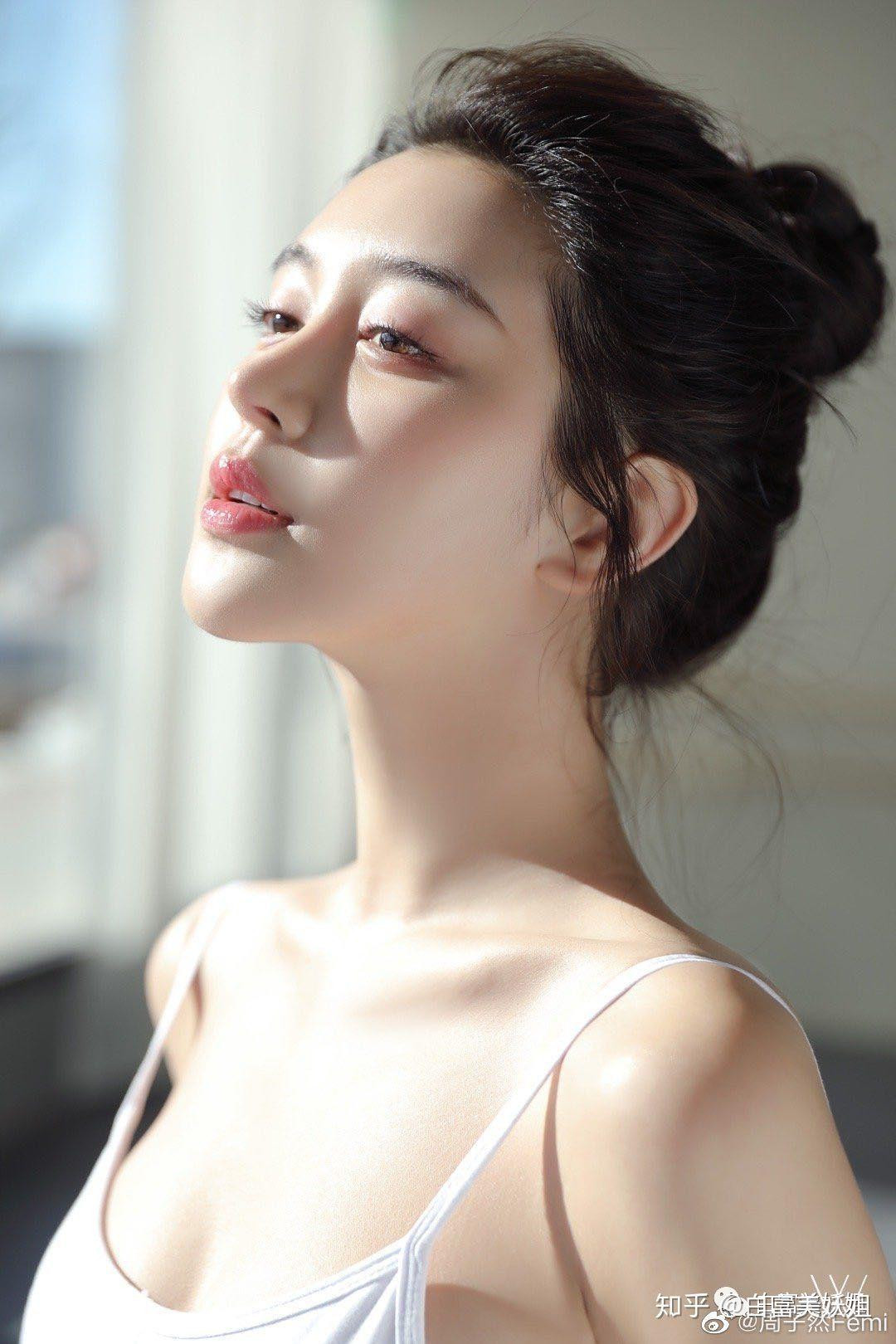 Mạng xã hội Trung Quốc rộ lên tin đồn Huỳnh Hiểu Minh đang theo đuổi hot girl Châu Tử Nhiên.