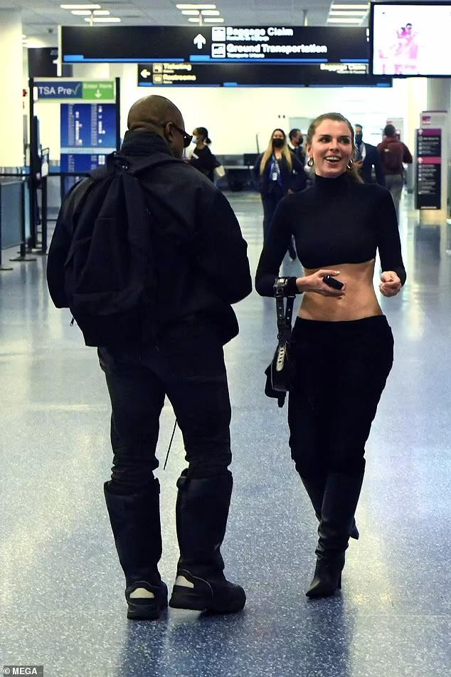 Cô hoàn thiện vẻ ngoài cá tính, thời thượng với túi xách kẹp nách, bông tai vàng và kiểu tóc đuôi ngựa.