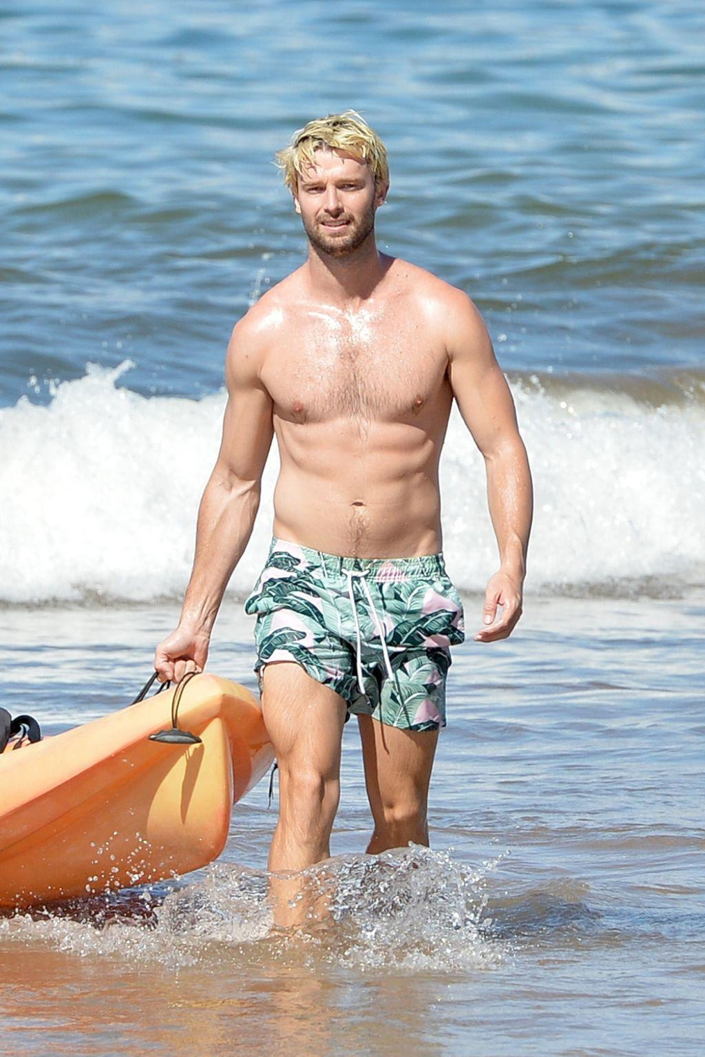 Nam diễn viên Patrick Schwarzenegger khoe thân hình cơ bắp nóng bỏng trên biển Hawaii.