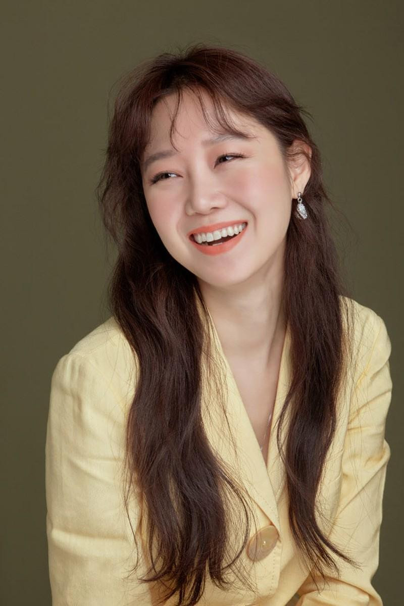 2. Gong Hyo Jin (SN 1980) đóng phim từ năm 1999, được biết đến với những danh xưng như “Nữ hoàng rating”, “Nữ hoàng phim hài – lãng mạn”. Cô là nữ chính của loạt phim ăn khách “Thank you”, “Pasta”, “The Greatest Love”, “Master's Sun”, “It's Okay, That's Love”, “The Producers”, “Jealousy Incarnate” và mới nhất là “When the Camellia Blooms”… 2. Gong Hyo Jin (SN 1980) đóng phim từ năm 1999, được biết đến với những danh xưng như “Nữ hoàng rating”, “Nữ hoàng phim hài – lãng mạn”. Cô là nữ chính của loạt phim ăn khách “Thank you”, “Pasta”, “The Greatest Love”, “Master's Sun”, “It's Okay, That's Love”, “The Producers”, “Jealousy Incarnate” và mới nhất là “When the Camellia Blooms”…