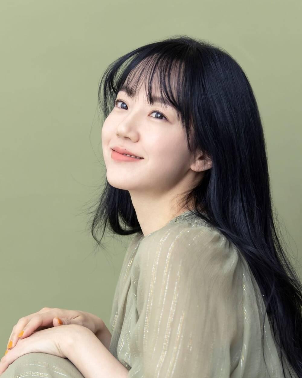 8. Lim Soo Jung (SN 1979) bắt đầu sự nghiệp vào năm 2001. Cô được yêu thích qua những bộ phim như “I'm a Cyborg, But That OK”, “Come Rain, Come Shine” hay “All About My Wife”… Tài năng diễn xuất của cô được công nhận với 16 giải thưởng lớn nhỏ. 8. Lim Soo Jung (SN 1979) bắt đầu sự nghiệp vào năm 2001. Cô được yêu thích qua những bộ phim như “I'm a Cyborg, But That OK”, “Come Rain, Come Shine” hay “All About My Wife”… Tài năng diễn xuất của cô được công nhận với 16 giải thưởng lớn nhỏ.