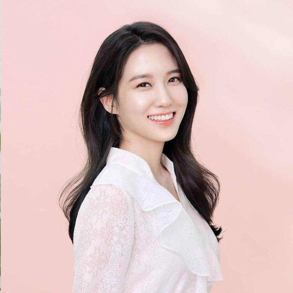 9. Park Eun Bin (SN 1992) đóng phim từ rất sớm, vào năm 1997 khi mới 5 tuổi. Những tác phẩm cô từng tham gia là "Catching Up With Gangnam Moms" (2007), "The Iron Empress" (2009), "Hur Jun chính truyện" (2013), "Tuổi trẻ muôn màu" (2016-2017), "Luyến mộ" (2021)... 9. Park Eun Bin (SN 1992) đóng phim từ rất sớm, vào năm 1997 khi mới 5 tuổi. Những tác phẩm cô từng tham gia là "Catching Up With Gangnam Moms" (2007), "The Iron Empress" (2009), "Hur Jun chính truyện" (2013), "Tuổi trẻ muôn màu" (2016-2017), "Luyến mộ" (2021)...