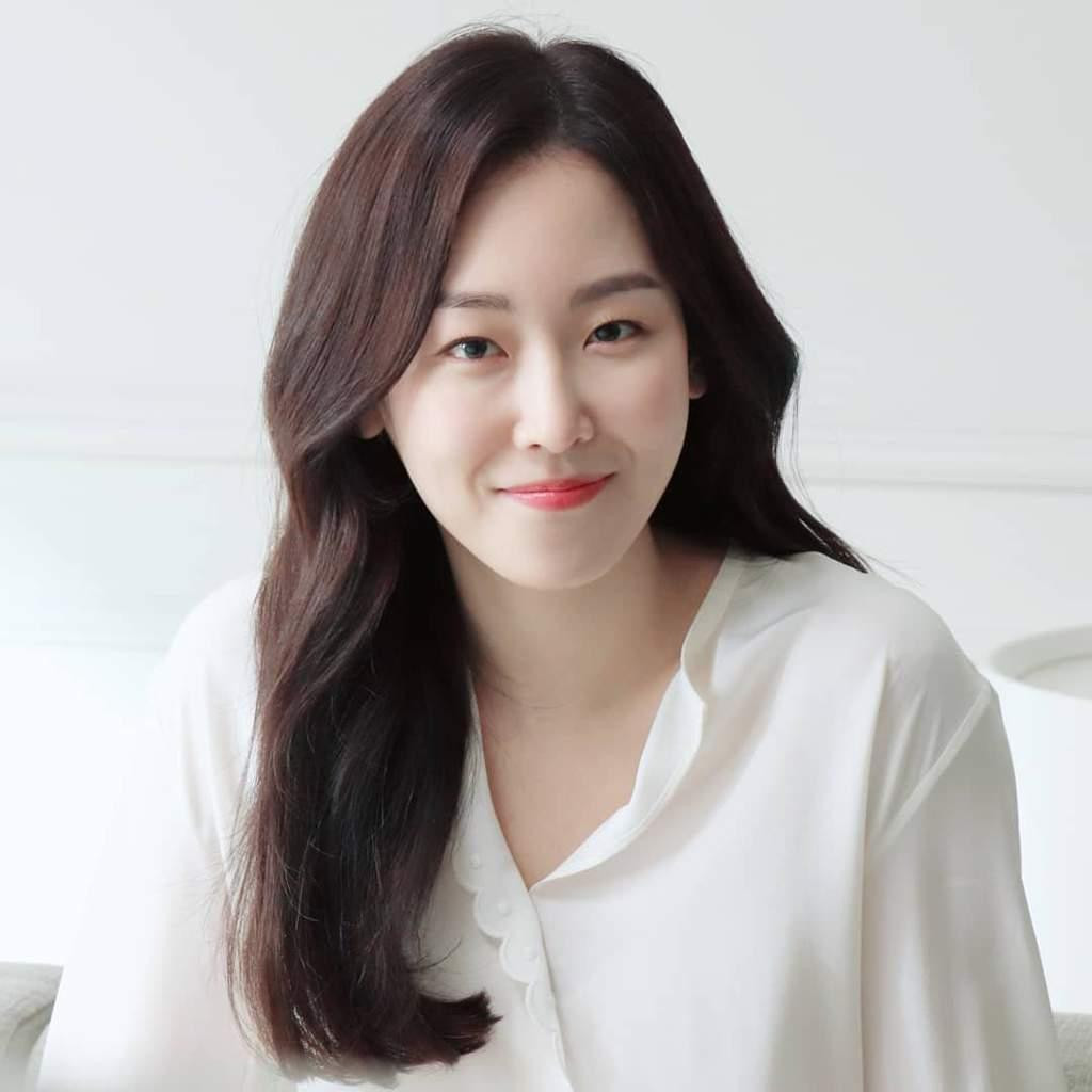 6. Seo Hyun Jin (SN 1985) đóng phim từ năm 21 tuổi. Cô được mệnh danh là "Nữ hoàng phim hài lãng mạn" sau thành công của "Lại là em Oh Hae Young", "Người thầy y đức", “Nhiệt độ tình yêu”, “Vẻ đẹp tâm hồn”… 6. Seo Hyun Jin (SN 1985) đóng phim từ năm 21 tuổi. Cô được mệnh danh là "Nữ hoàng phim hài lãng mạn" sau thành công của "Lại là em Oh Hae Young", "Người thầy y đức", “Nhiệt độ tình yêu”, “Vẻ đẹp tâm hồn”…