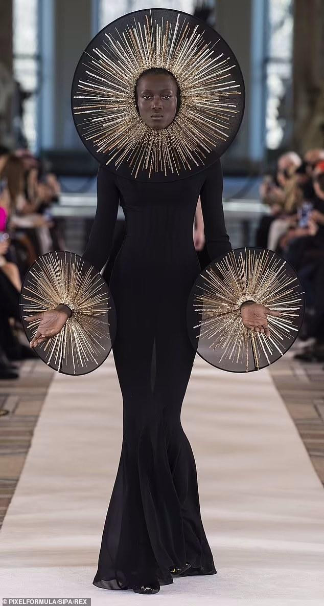 Tờ Vogue đánh giá, bộ sưu tập vừa nhiều cảm xúc vừa phá cách. "Có hai khoảnh khắc đẹp nổi bật, là những giọt nước mắt nạm ngọc nhỏ xuống khuôn mặt của người mẫu và một chiếc mũi bằng vàng nham hiểm. Ở những thiết kế khác, mái tóc được vuốt ngược và tối giản, giúp mọi thứ trở nên hiện đại", tạp chí danh tiếng nhận xét.