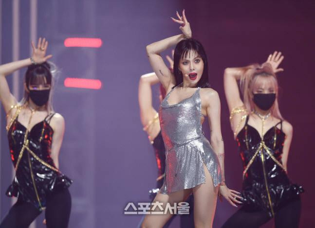 HyunA trung thành với phong cách biểu diễn sexy, âm nhạc bắt tai và nhiều vũ đạo.