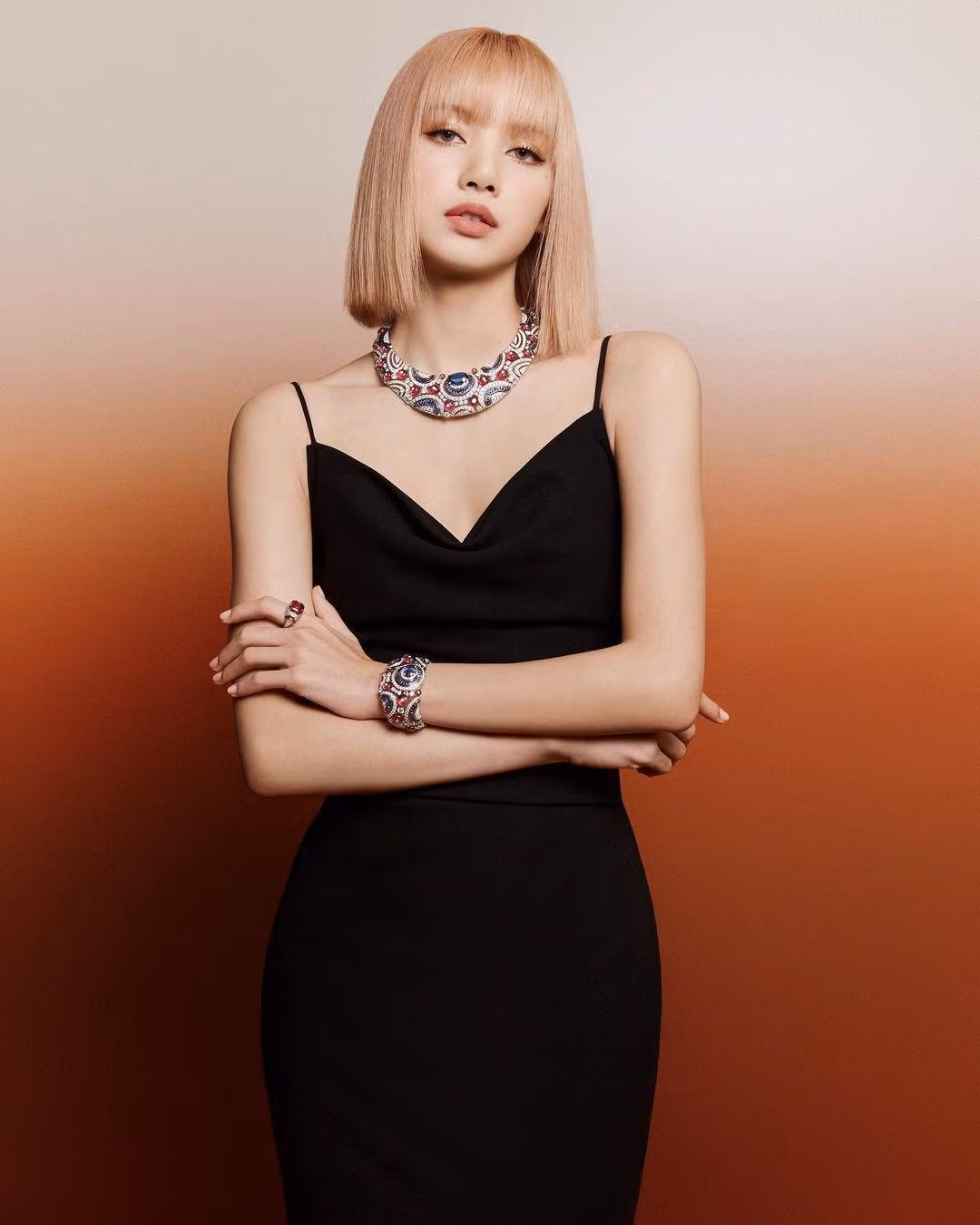 Được biết, đây là bộ ảnh quảng bá cho thương hiệu trang sức cao cấp Ý mà Lisa được bổ nhiệm làm đại sứ thương hiệu từ năm 2020.