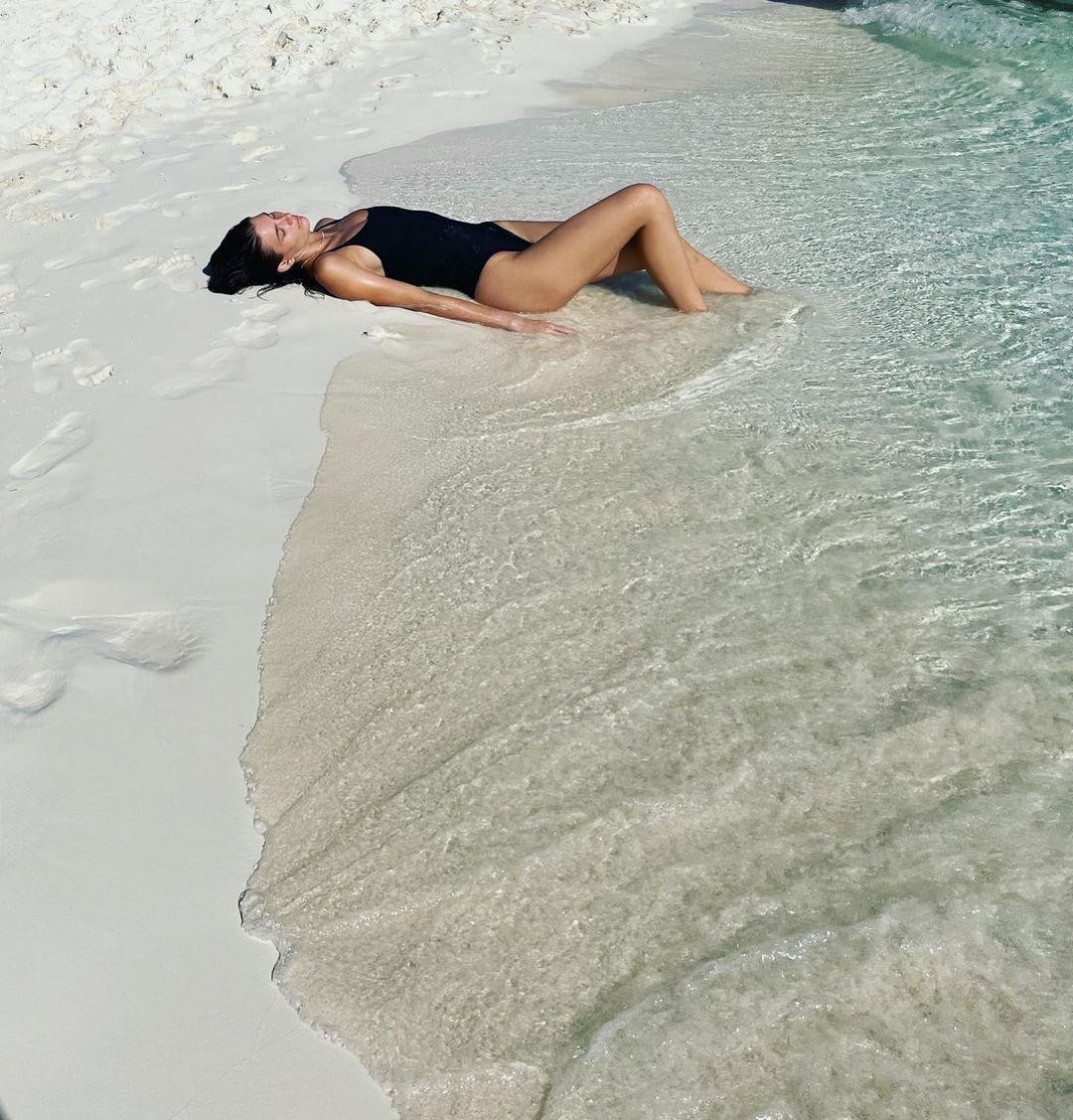 Nữ diễn viên Camila Morrone thư giãn trong làn nước mát lạnh.