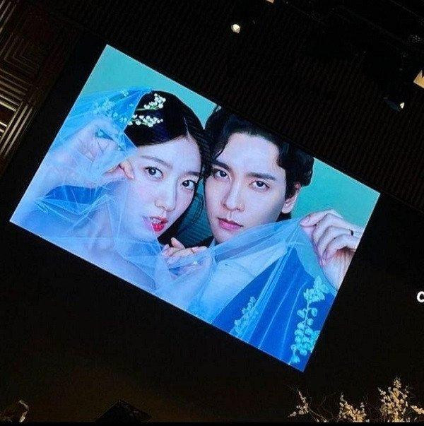 Hôn lễ diễn ra riêng tư nên hình ảnh rò rỉ ra bên ngoài đều có chất lượng kém. Hôn lễ diễn ra riêng tư nên hình ảnh rò rỉ ra bên ngoài đều có chất lượng kém.