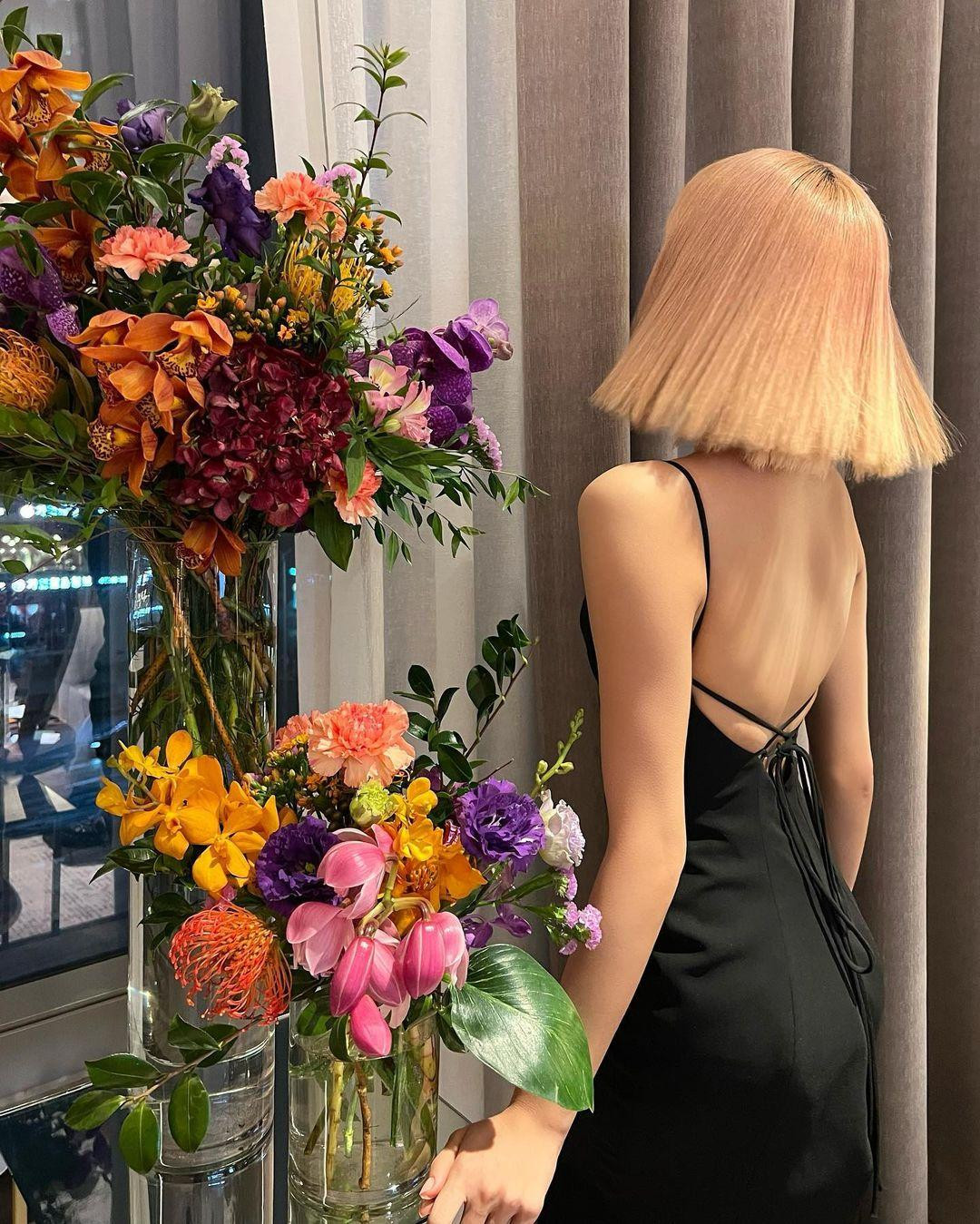 Hai bức ảnh mang về cho Lisa hơn 3,1 triệu lượt yêu thích chỉ sau 2 giờ đăng tải. Dân mạng nức nở khen ngợi sắc vóc của giọng ca "Lalisa" xứng danh "thành body" K-pop.