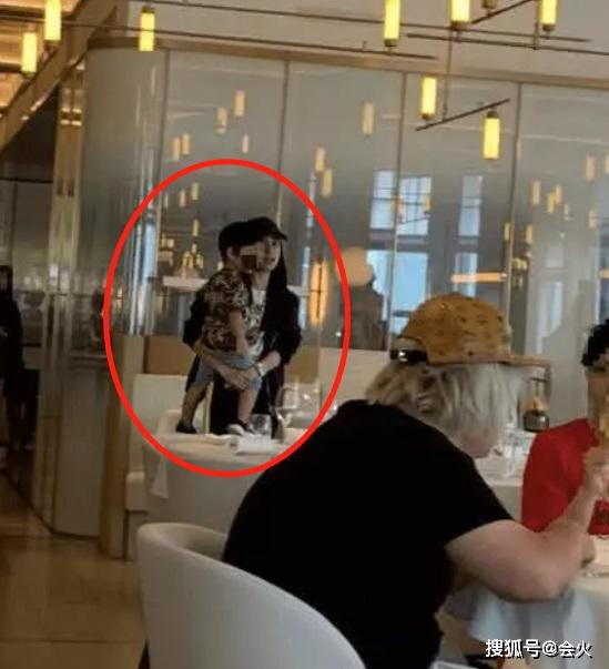 Ngoài sân khấu, AngelaBaby thích trang phục giản dị, ít nổi bật.