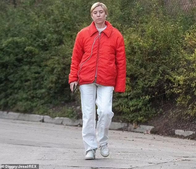 Cô được nhìn thấy đi dạo ở trong khu dân cư ở Los Angeles. Cô được nhìn thấy đi dạo ở trong khu dân cư ở Los Angeles.