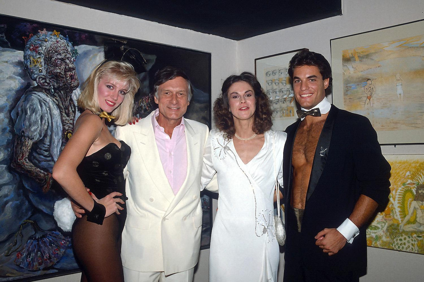 “Chàng thỏ” ra mắt: Khi khai trương Câu lạc bộ Empire ở New York vào năm 1986, Playboy đã giới thiệu những “chàng thỏ” nhằm mục đích đạt được sự bình đẳng về giới. Trong ảnh, Hefner chụp ảnh cùng con gái Christie và hai người mẫu. Theo People, Christie điều hành công ty với tư cách chủ tịch kiêm CEO từ năm 1988 đến năm 2009 – trở thành người phụ nữ đảm nhận các chức vụ kể trên lâu nhất trong một công ty đại chúng ở Mỹ. “Chàng thỏ” ra mắt: Khi khai trương Câu lạc bộ Empire ở New York vào năm 1986, Playboy đã giới thiệu những “chàng thỏ” nhằm mục đích đạt được sự bình đẳng về giới. Trong ảnh, Hefner chụp ảnh cùng con gái Christie và hai người mẫu. Theo People, Christie điều hành công ty với tư cách chủ tịch kiêm CEO từ năm 1988 đến năm 2009 – trở thành người phụ nữ đảm nhận các chức vụ kể trên lâu nhất trong một công ty đại chúng ở Mỹ.