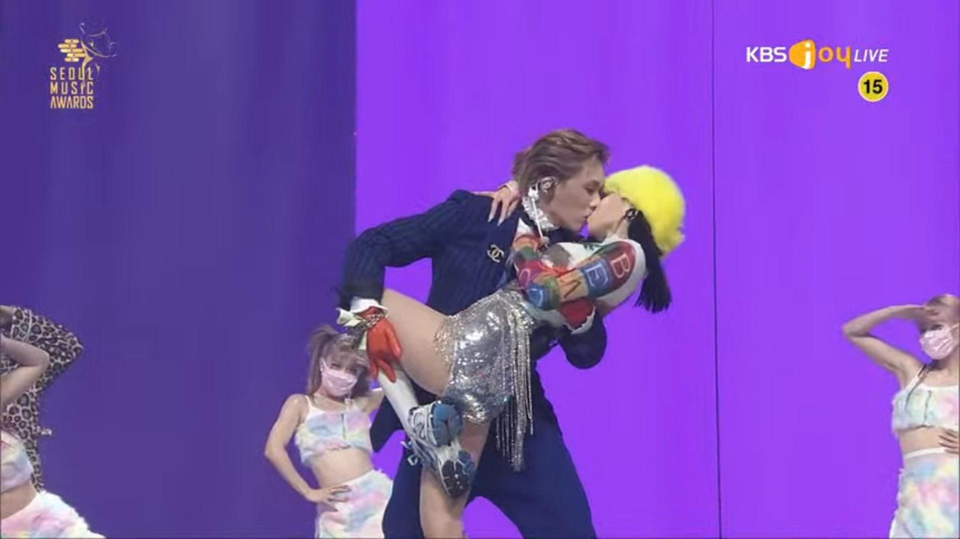 Lúc kết thúc màn song ca, cặp đôi thị phi nhất nhì K-pop trao nhau nụ hôn đắm đuối.
