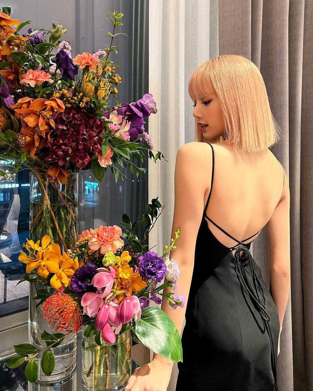 Sau đó, Lisa chia sẻ thêm 2 bức ảnh hậu trường chụp từ sau lưng khoe lưng trần nuột nà và vòng hai "thắt đáy lưng ong".