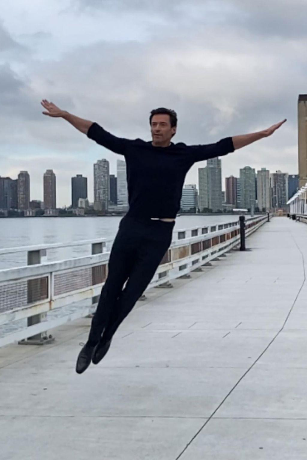 “Người Sói” Hugh Jackman giống như đang bay giữa không trung trong bức ảnh do nữ nhiếp ảnh gia 73 tuổi Annie Leibovitz thực hiện.