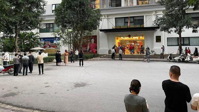 Hiện trường vụ bé trai 7 tuổi tử vong do rơi từ tầng cao chung cư xuống đất. Ảnh: BGT