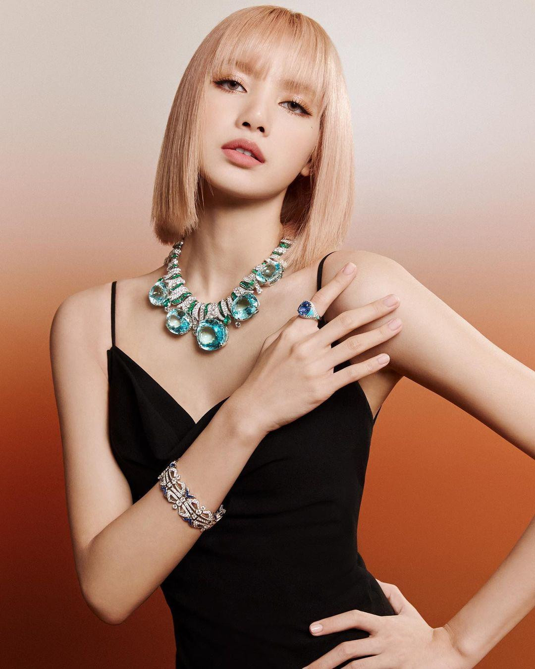 Lisa vừa chia sẻ lên Instagram loạt ảnh mới. Trong ảnh, em út BlackPink mặc đầm hai dây màu đen và đeo loạt trang sức đắt giá.