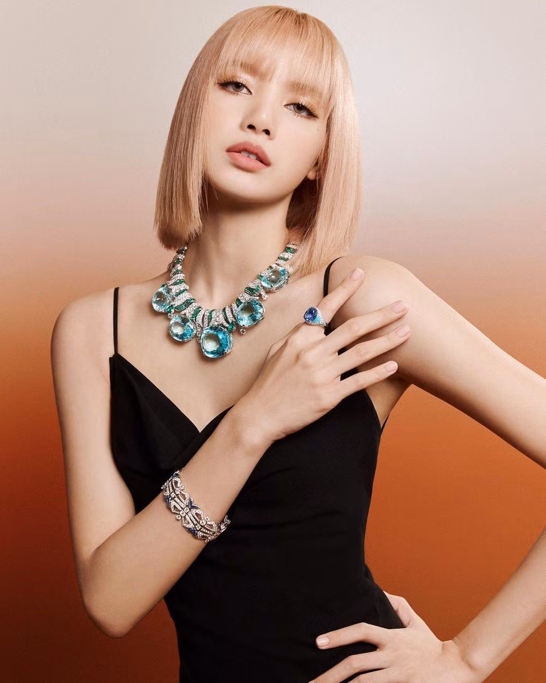 Lisa vừa chia sẻ lên Instagram loạt ảnh mới. Trong ảnh, em út BlackPink mặc đầm hai dây màu đen và đeo loạt trang sức đắt giá.