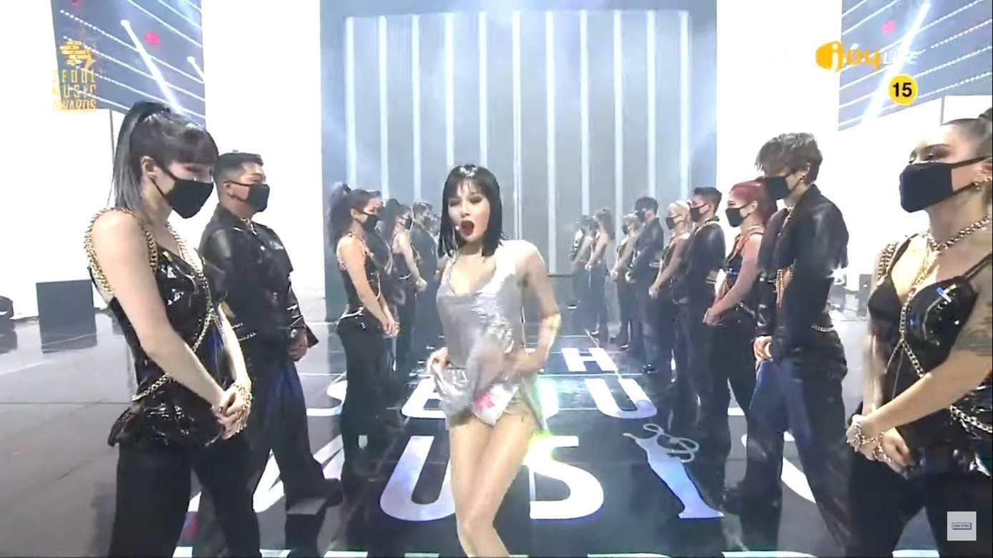 HyunA không hề quan tâm đến sự cố "lộ hàng". Cô còn táo bạo đến mức trực tiếp tốc váy lên cao.