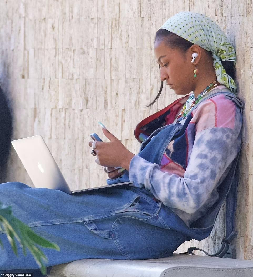 Sau khi cùng bố mẹ rời Nhà Trắng vào năm 2017, Sasha và chị gái ít lộ diện trước báo chí, cuộc sống cũng kín tiếng hơn rất nhiều.