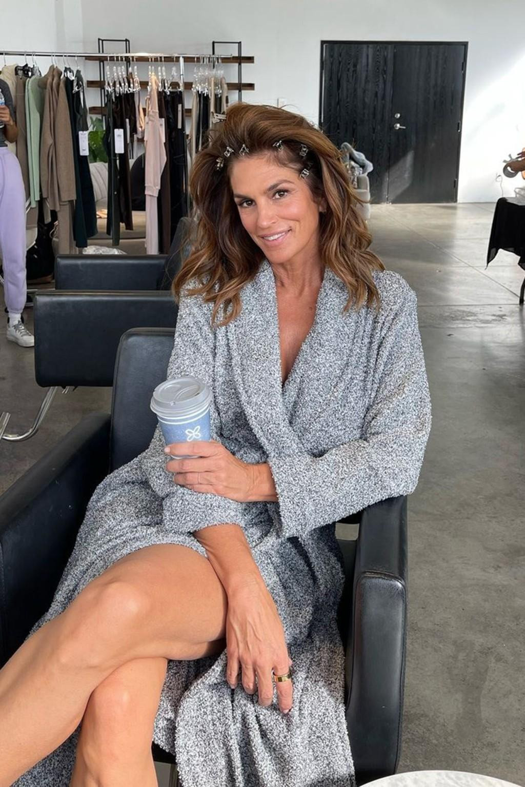 Ở tuổi 56, "huyền thoại mẫu" Cindy Crawford vẫn bận rộn với các hợp đồng công việc.