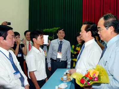 Thủ tướng Nguyễn Tấn Dũng, Phó Thủ tướng Nguyễn Thiện Nhân tặng hoa học sinh đạt điểm thủ khoa kỳ thi tốt nghiệp lớp 12 của Đồng Tháp. Ảnh: Chinhphu.vn . Thủ tướng Nguyễn Tấn Dũng, Phó Thủ tướng Nguyễn Thiện Nhân tặng hoa học sinh đạt điểm thủ khoa kỳ thi tốt nghiệp lớp 12 của Đồng Tháp. Ảnh: Chinhphu.vn