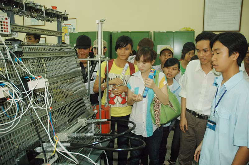 Học sinh ở TPHCM tham quan phòng thí nghiệm ở trường đại học. Ảnh: Quang Phương