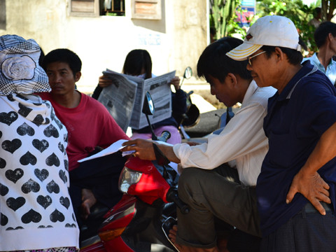 Phụ huynh cũng hội tụ lại xem đáp án dù chưa biết thực hư về đáp án thật hay giả. ảnh Việt Hương