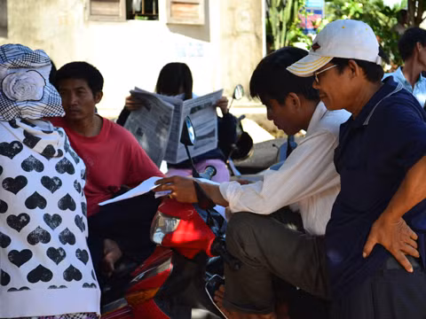 Phụ huynh cũng hội tụ lại xem đáp án dù chưa biết thực hư về đáp án thật hay giả. ảnh Việt Hương