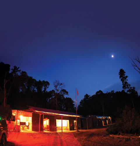 Đêm buông xuống trên khu lán trại Trung đoàn 7 (Quân đoàn 3) tại gói thầu đường vào Đồn Biên phòng 709-711 tỉnh Kon Tum. Ánh trăng đêm rằm sáng át cả ánh điện leo lét từ máy nổ giữa rừng già là khung cảnh nên thơ, nhưng càng làm tăng nỗi nhớ nhà da diết với những người lính trên công trường